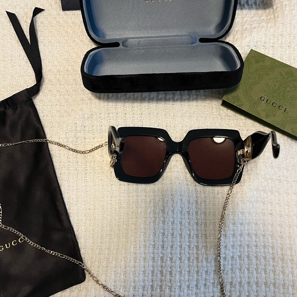 Gucci Rectangular sunglasses with chain - Picture 13 of 16